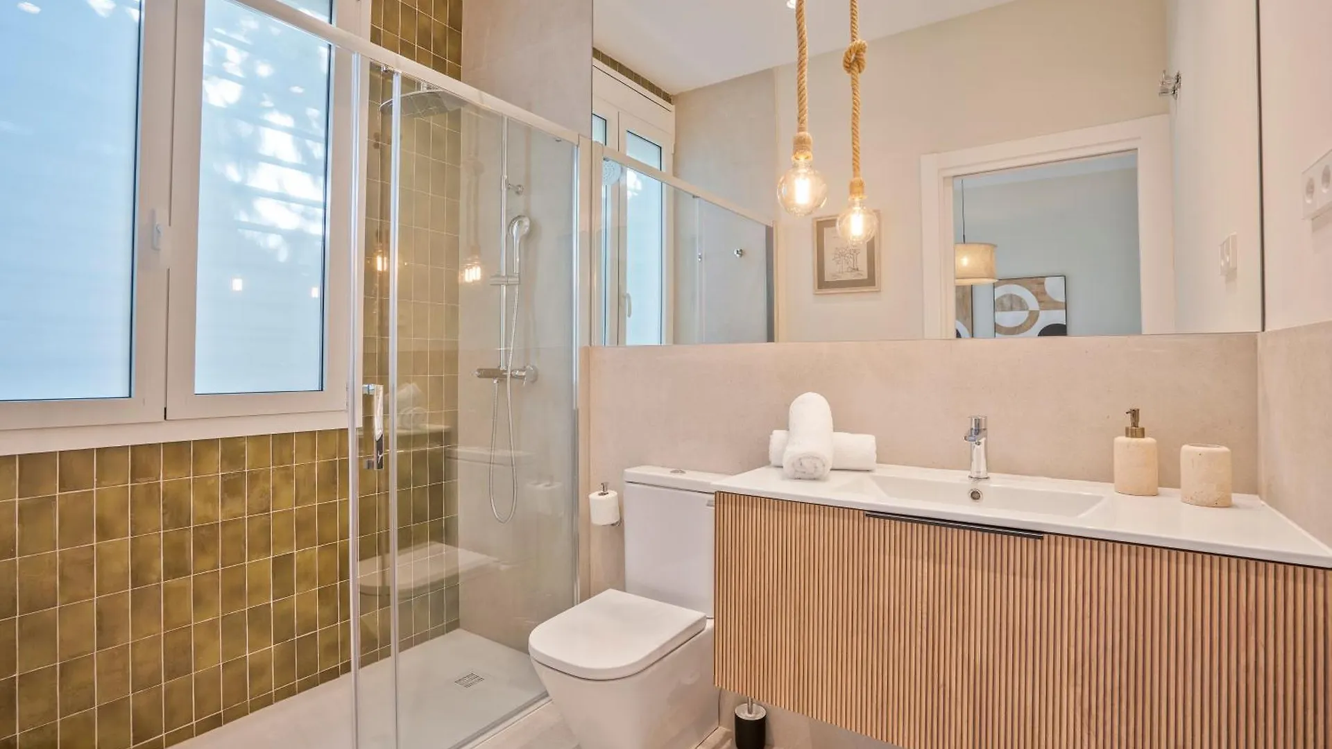 Sitges Spaces Garden Condo-2 Bedrooms, 2 Bathrooms, Garden Terrace, Near Center, Sleeps Up To 6- Monthly Rentals Only 아파트