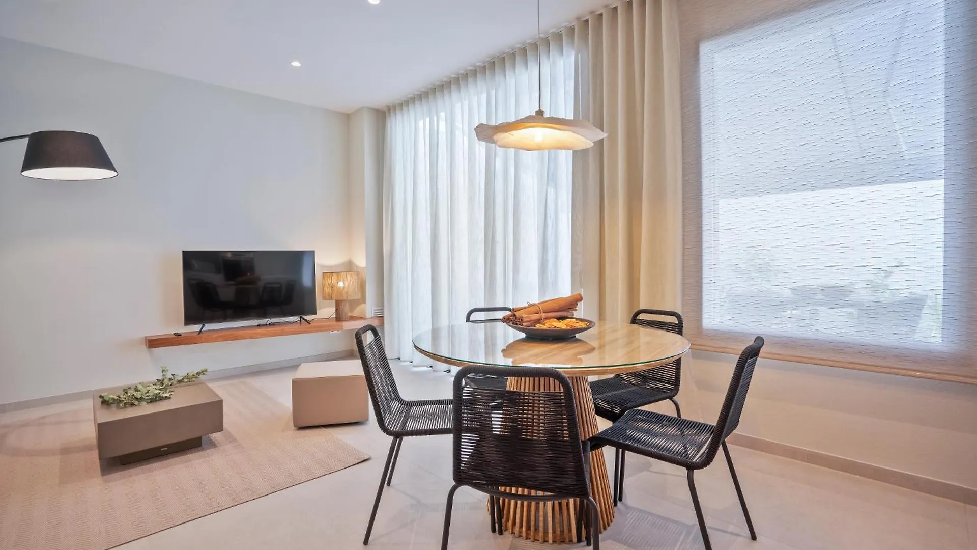 Sitges Spaces Garden Condo-2 Bedrooms, 2 Bathrooms, Garden Terrace, Near Center, Sleeps Up To 6- Monthly Rentals Only 아파트